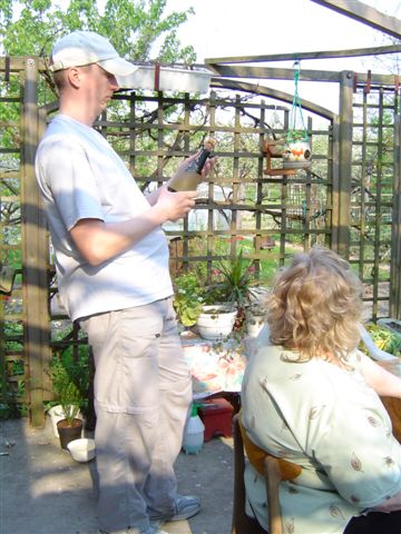 Z okazji imienin tata otwiera szampana...