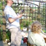 Z okazji imienin tata otwiera szampana...