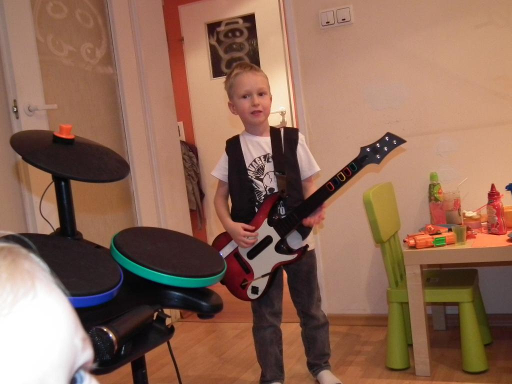 Chłopak z gitarą!