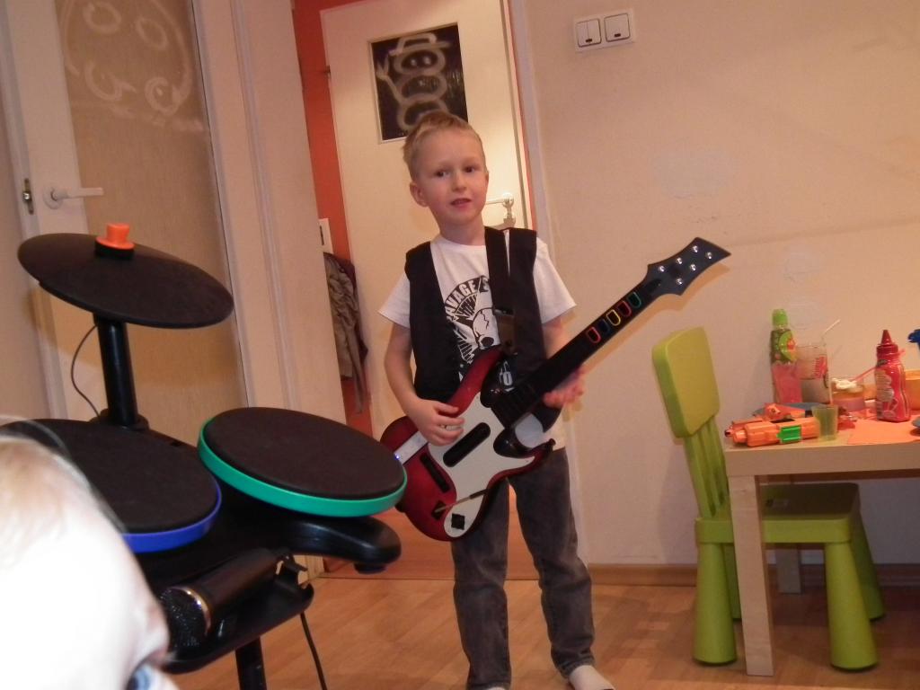 Chłopak z gitarą!
