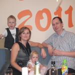 Jedni wznoszą toast szampanem, inni...