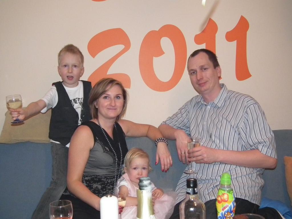 Jedni wznoszą toast szampanem, inni...