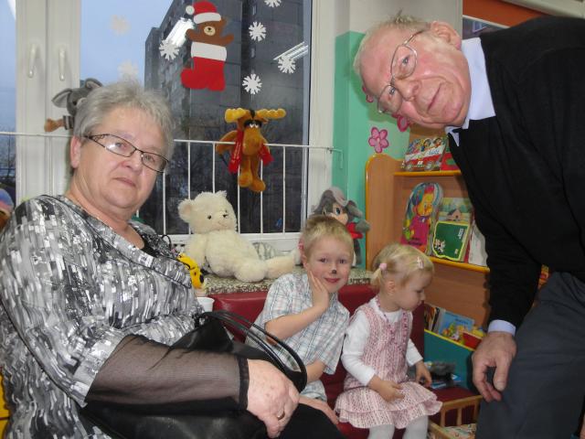 Babcia i Dziadek w kąciku czytelnika:)