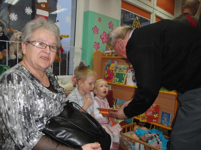 Dziadek dokonuje szybkiego streszczenia bajki:)