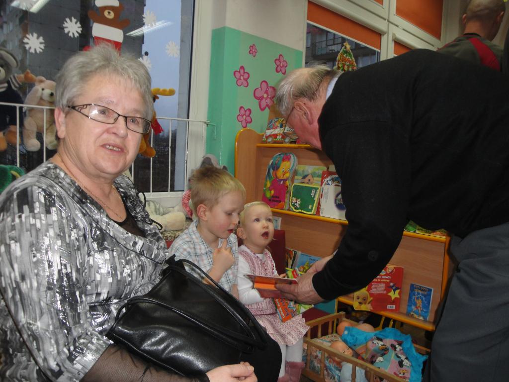 Dziadek dokonuje szybkiego streszczenia bajki:)