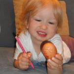 Kinga maluje jajko- jakżeby inaczej - na RÓŻOWO:)