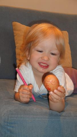 Kinga maluje jajko- jakżeby inaczej - na RÓŻOWO:)