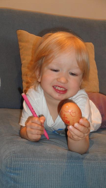 Kinga maluje jajko- jakżeby inaczej - na RÓŻOWO:)