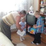 Babcia wręcza zajączkowe podarunki.