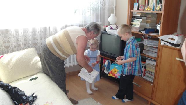 Babcia wręcza zajączkowe podarunki.