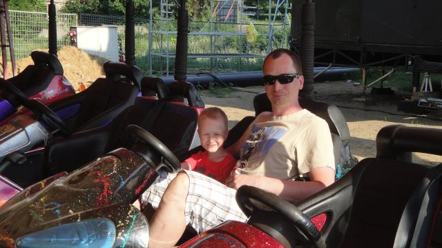 I już siedzą w bolidzie i grzeją silnik!