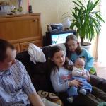 Tata pilnuje, czy za bardzo nie fikam u Zuzi na kolankach