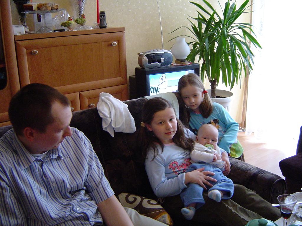 Tata pilnuje, czy za bardzo nie fikam u Zuzi na kolankach