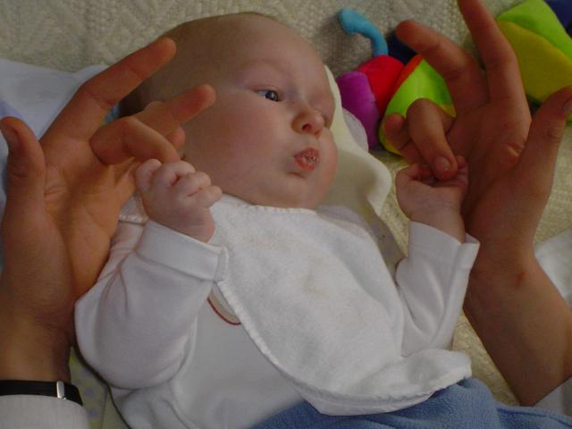 Te olbrzymie ręce przykleiły się czy co?