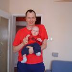 Sentencja na koszulce brzmi: MY DAD IS STRONGER THAN YOUR DAD czyli