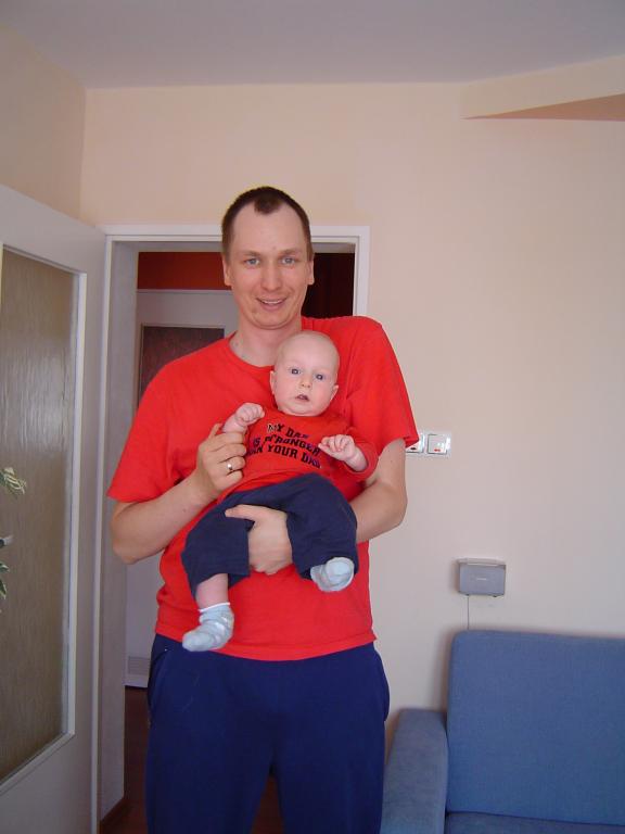 Sentencja na koszulce brzmi: MY DAD IS STRONGER THAN YOUR DAD czyli