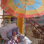 Pod Parasolami "w kolorowe muszle gwiżdże wiatr..."