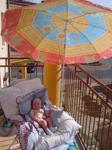 Pod Parasolami "w kolorowe muszle gwiżdże wiatr..."