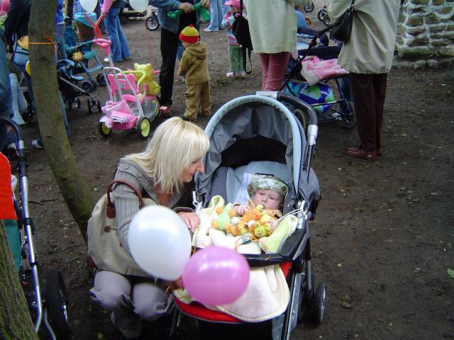 Mama szepcze, że z całej tej gromady