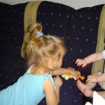 Nela spoufala się z moją zabawką:)