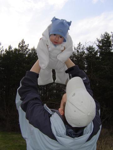 Mam miesięcy trzy i pół, sięgam głową aż do chmur!