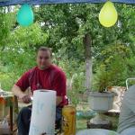 Tomek schowany za rolką papieru;)