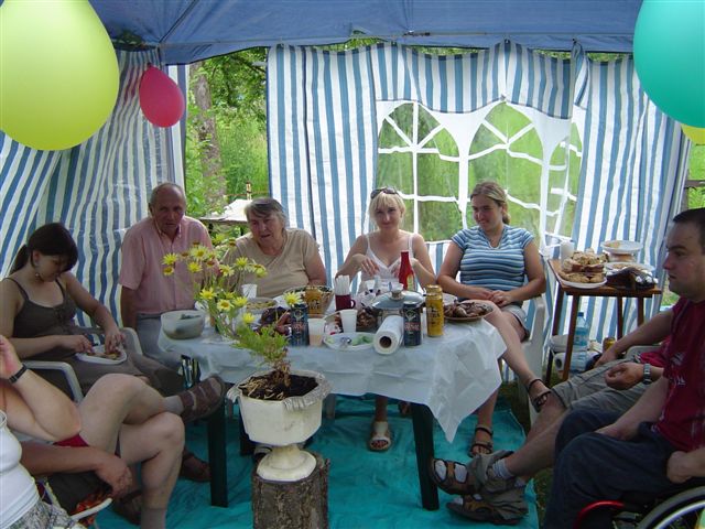 A reszta podsłuchuje....