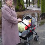 Babcia zapoznaje się z obsługą mojej fury:)