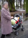 Babcia zapoznaje się z obsługą mojej fury:)