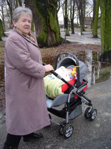 Babcia zapoznaje się z obsługą mojej fury:)