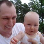 Na plaży, w ubraniach?