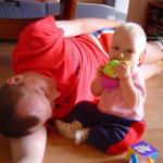 Tata leży pod ławą....