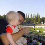 Kumam, jeżdżą cztery glistki po torze...