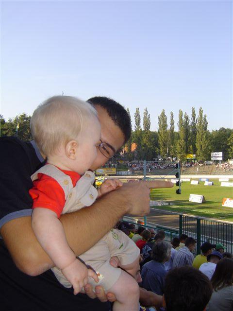 Kumam, jeżdżą cztery glistki po torze...