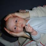 Moja głowa w czułych objęciach Mamy