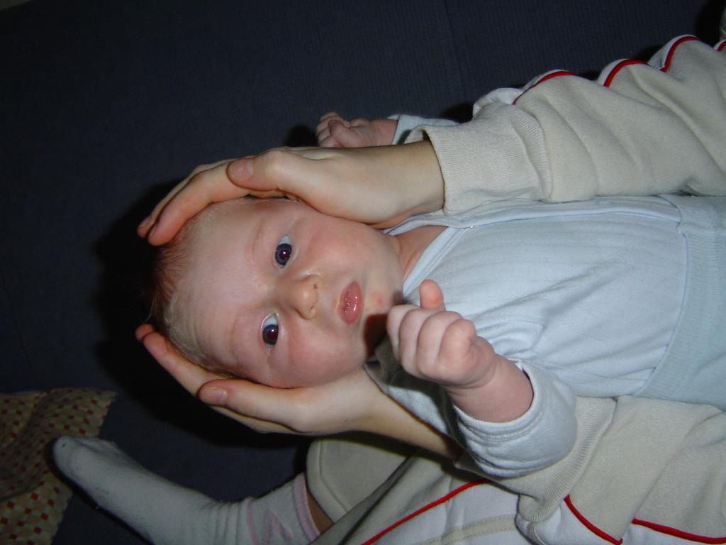 Moja głowa w czułych objęciach Mamy