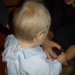 Od małego uczą, jak trzymać...