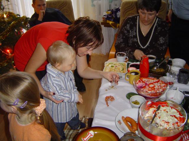 Mama  próbuje wcisnąć mi kieliszek, ale wiadomo przecież, że...