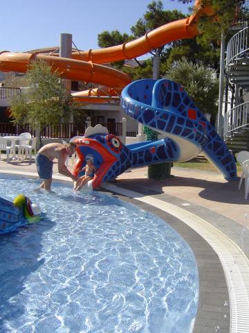 Tata wyciąga mnie z paszczy węża.