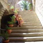 Na starej ulicy, za starą bramą...