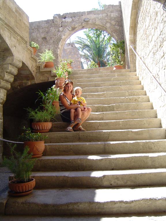 Na starej ulicy, za starą bramą...