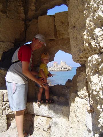 Spoglądamy przez wizjer na Port Mandraki.