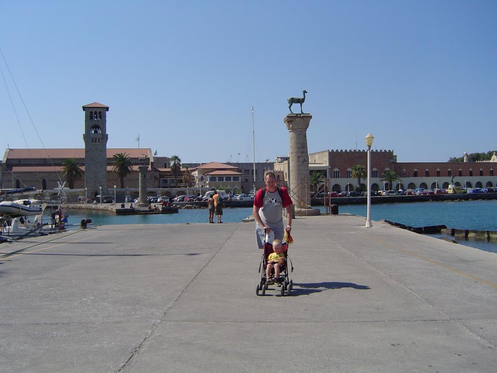 Wejście do portu Mandraki, 