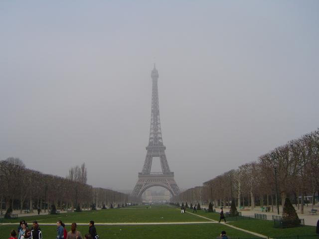 Wieża Eiffel - króluje, bo góruje.