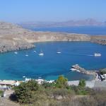 Widok na piękną zatoczkę w Lindos.