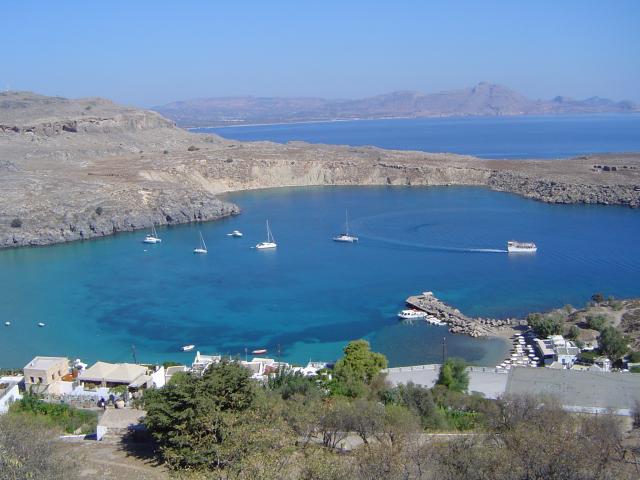 Widok na piękną zatoczkę w Lindos.