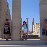 Zdjęcie na tle kolumy w Lindos - bezcenne..