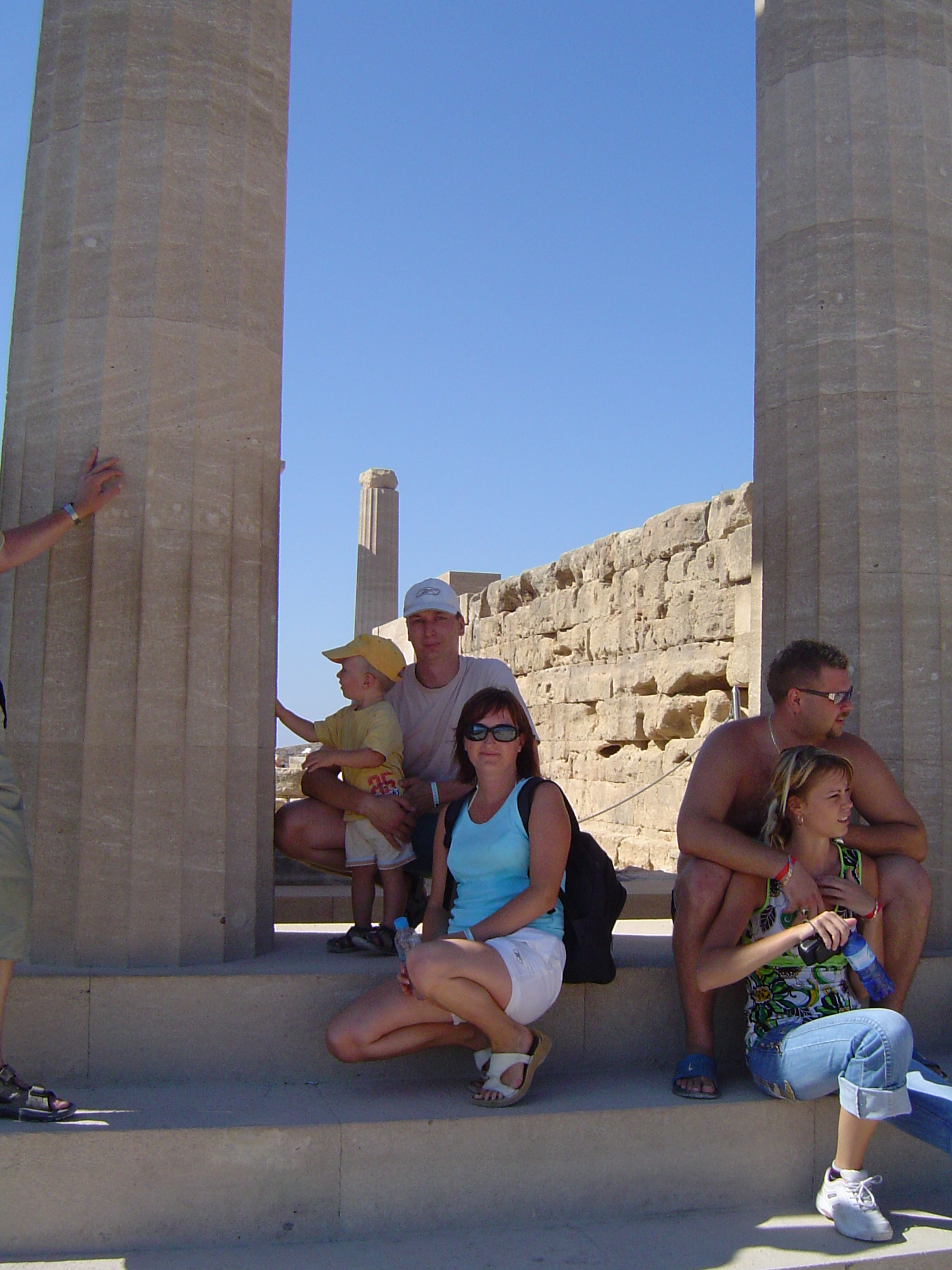 Portret rodzinny na tle kolumny w Lindos.