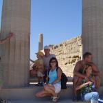 Portret rodzinny na tle kolumny w Lindos.