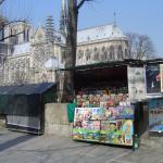 Handel w cieniu Notre Damme.